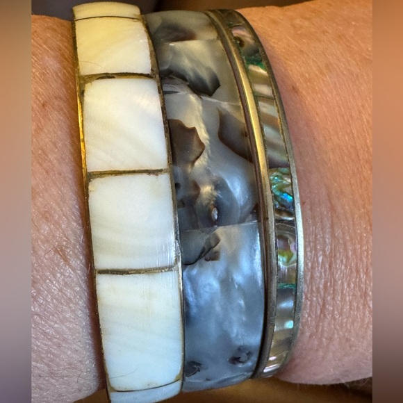 Jewelry - Vintage Set of 3 MOP, abalone & shell bangle bracelets